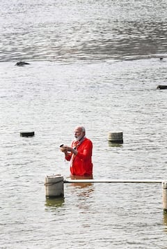 Kashi Vishwanath Corridor:কালভৈরবের দর্শন মোদির, গঙ্গাস্নান সেরে বিশ্বনাথের জলাভিষেক, ষোড়শ উপাচারে পুজো