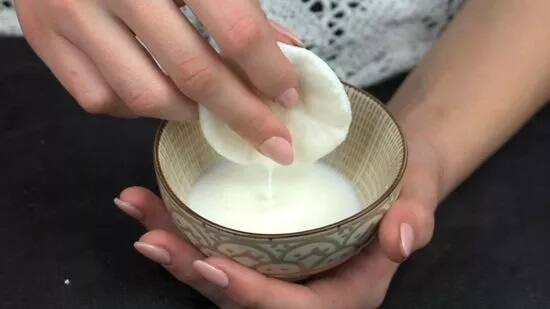 skin care tips use raw milk in winters for glowing and soft skin Skin Care Tips શિયાળામાં આપની સ્કિન ડ્રાય, ડલ અને બ્લેક થઇ જાય છે? કાચા દૂધનો આ રીતે કરો ઉપયોગ, ચહેરો ખીલી ઉઠશે