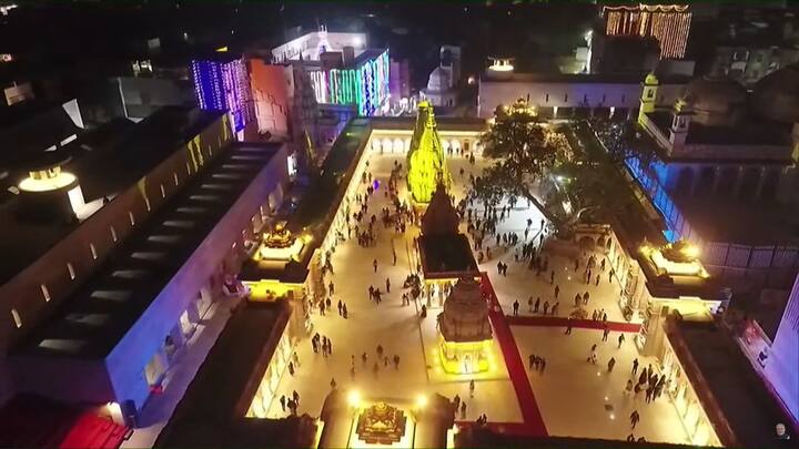 सोमवार की शाम गंगा घाटों पर दीपोत्सव भी किया गया. बाबा विश्वनाथ की नगरी में विभिन्न घाटों पर आयोजित गंगा आरती और शिव दीपावली उत्सव के दौरान सजी-संवरी काशी का खूबसूरत दृश्य देखने को मिला.