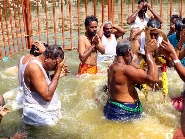 திருநாகேஸ்வரம் நாகநாதசுவாமி கோயிலில் கடை ஞாயிறு விழா- ஆயிரக்கணக்கான பக்தர்கள் புனிதநீராடல்