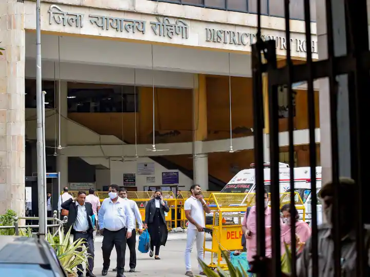 Rohini Court Blast: लूज़ पैकिंग से फुस हुआ बम, 78 CCTV फुटेज की जांच के बाद भी पुलिस को नहीं मिला कोई ठोस सुराग