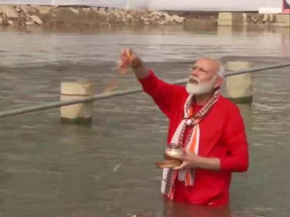 PM Modi in Varanasi: पीएम मोदी ने काशी पहुंचकर गंगा में लगाई डुबकी, देखें तस्वीरें