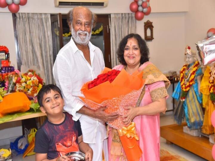 Rajinikanth Celebrates 72nd birthday with his family members soundarya rajini, latha- See Photo Rajini Birthday Photo: தனுஷ் மட்டும் மிஸ்ஸிங்... மற்றபடி தடபுடலாய் சூப்பர் ஸ்டார் பிறந்தநாள் விழா!