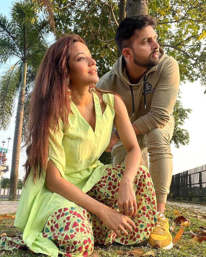 मोनालिसा ने हाल ही में अपने पति विक्रांत सिंह राजपूत के साथ अपनी रोमांटिक फोटोज शेयर की हैं जिसमें उनका अंदाज बेहद दिलकश नजर आ रहा है.