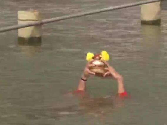 PM Modi in Varanasi: पीएम मोदी ने काशी पहुंचकर गंगा में लगाई डुबकी, देखें तस्वीरें