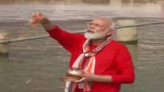 મોદી કેસરી વસ્ત્રોમાં ચાલીને કેડ સમાણાં ગંગાનાં પાણીમાં ગયા, નદીમાં લગાવી ડૂબકી, સૂર્યદેવને આપ્યો અર્ઘ્ય.....જુઓ વીડિયો