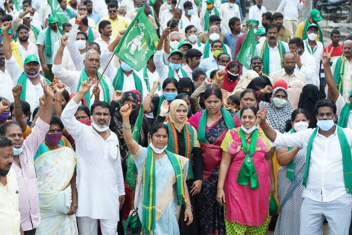 తిరుపతి అలిపిరి శ్రీవారి పాదాల చెంతకు పాదయాత్ర ప్రచార రథం చేరగానే 108 కొబ్బరికాయలు కొట్టి జేఏసీ ప్రతినిధులు పాదయాత్రను ముగించారు