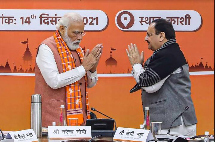 প্রধানমন্ত্রীর সফরে এদিন খানিক্ষণ তাঁর সঙ্গে ছিলেন জেপি নাড্ডাও। ক্রুজে ভ্রমণের সময়ে মোদির সঙ্গেই ছিলেন তিনি। এর পর গোটা মন্দির চত্বর ঘুরে দেখেন প্রধানমন্ত্রী। স্থানীয় গেস্ট হাউসে তাঁর থাকার ব্যবস্থা করা হয়েছে। সেখানে বিশ্রাম নিয়ে সন্ধে ৬টা নাগাদ গঙ্গার ঘাটে বসে আরতি দেখেন। গঙ্গার ঘাটে জ্বালানো হয় ১১ লক্ষ প্রদীপ। সাজানো হয় রঙ্গোলি দিয়েও।