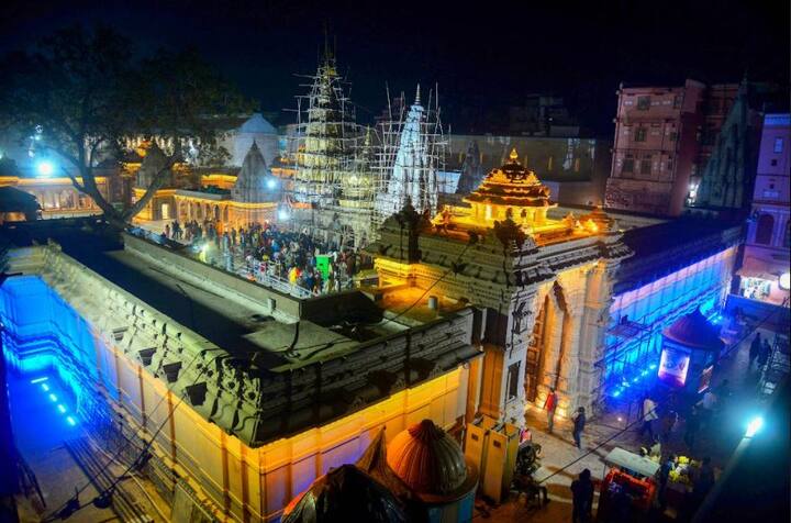 বছর ঘুরলেই উত্তরপ্রদেশে বিধানসভা নির্বাচন। তার আগে গতকাল নিজের লোকসভা কেন্দ্র বারাণসীতে পুনর্নির্মিত কাশী বিশ্বনাথ মন্দিরের করিডোরের উদ্বোধন করেছেন নরেন্দ্র মোদি। আজও বারাণসীতে প্রধানমন্ত্রীর একাধিক কর্মসূচি রয়েছে।