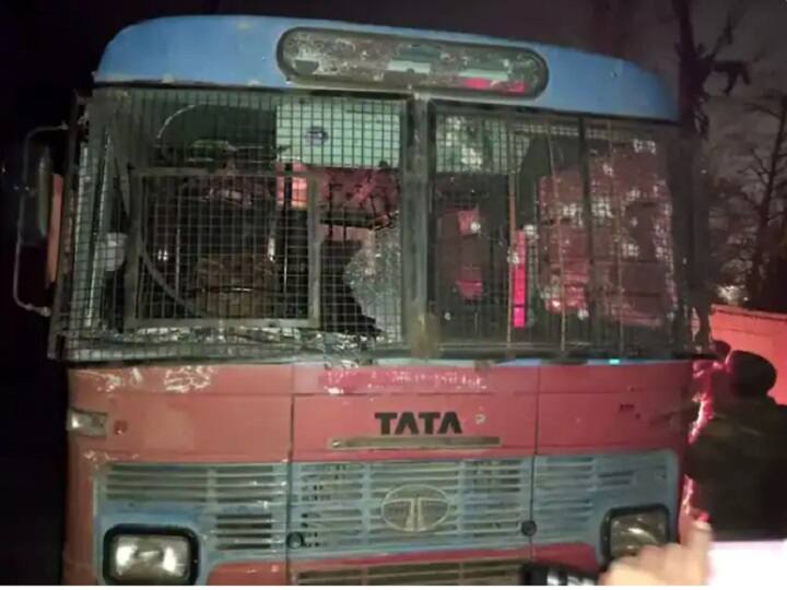 सोमवार शाम पंथा चौक क्षेत्र के जेवान में 25 पुलिसकर्मियों को ले जा रही बस पर आतंवादियों ने गोलीबारी की थी.