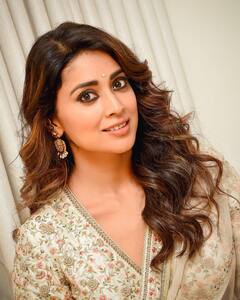 Shriya Saran Photos: శ్రియా చీరకడితే... చీరకే అందమొస్తుంది