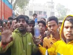 Gopalganj News: वार्ड पार्षद की पिटाई से उग्र हुए ग्रामीण, आगजनी कर काटा बवाल, पूछा- थाने में शराब कहां से आई?   