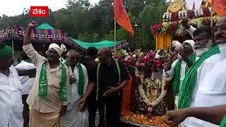 అలిపిరి వద్ద కొబ్బరి కాయలు కొట్టి పాదయాత్రను ముగించనున్న అమరావతి రైతులు