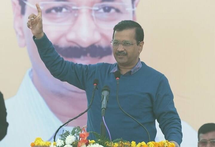 केजरीवाल ने काशीपुर में कहा कि उत्तराखंड में हमारी सरकार बनेगी तो नौजवानों को रोजगार देंगे. दिल्ली में हमने 10 लाख नौकरियां दी हैं. जो दिल्ली में करके आया हूं वही वादे यहां कर रहा हूं. जब तक नौकरी नहीं मिलेगी युवाओं को 5 हज़ार रुपये बेरोज़गारी भत्ता मिलेगा.