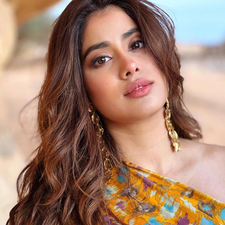 जाह्नवी कपूर जल्द ही करण जौहर की तख्त में नजर आने वाली हैं जो एक पीरीयड ड्रामा फिल्म है. इसके अलावा दोस्ताना 2 में भी जाह्नवी लीड रोल प्ले कर रही हैं. (फोटो – सोशल मीडिया)