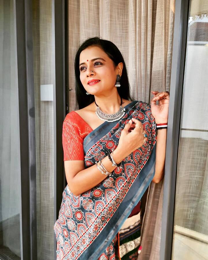 अगदी निवडक, चोखंदळ भूमिकांमधून मराठी चित्रपटांतून प्रेक्षकांसमोर आलेली भार्गवी उत्तम नृत्यांगना आहे.(photo:bhargavi_chirmuley/ig)