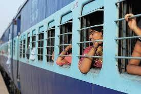 रेल मंत्री ने यात्रियों को बताया है कि इस समय सफर करने के लिए आपको अपना तकिया, कंबर और चादर लेकर जाना होगा. वहीं, अगर आप नहीं लेकर जाते हैं तो यात्रियों को डिस्पोजेबल बेडरॉल किट (Disposable Bedroll Kit) की सुविधा मिल सकती है, लेकिन इसके लिए आपको एक्सट्रा पैसा खर्च करना होगा.