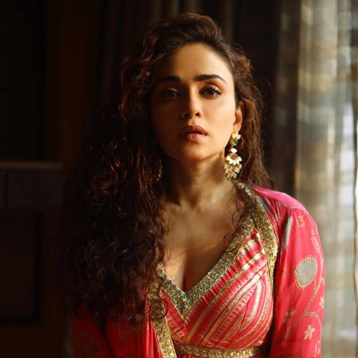 मराठमोळी अभिनेत्री अमृता खानविलकर (amruta khanvilkar) सोशल मीडियावर नेहमीच ऍक्टिव्ह असते (Photo:@amrutakhanvilkar/IG)