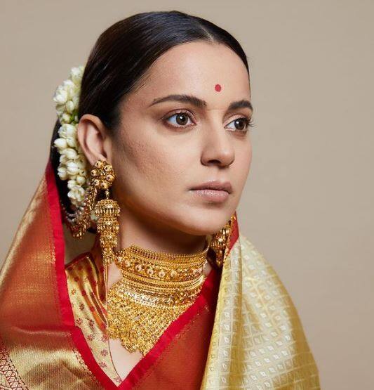 অভিনেত্রীর বিরুদ্ধে অভিযোগ ছিল, সোশ্যাল মিডিয়ায় আন্দোলনরত কৃষকদের উদ্দেশ্য করে বিরূপ মন্তব্য করেন তিনি। সেই পরিপ্রেক্ষিতেই চলা মামলায় বম্বে হাইকোর্ট আপাতত তাঁকে কিছুদিনের রেহাই দিয়েছেন। ছবি সৌজন্য: কঙ্গনা রানাউত ও অঙ্কিতা লোখান্ডের ইনস্টাগ্রাম হ্যান্ডল।