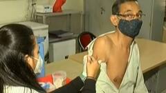 સુરતઃ વરાછામાં વેક્સિન લેવા માટે લાગી લાંબી કતારો, વેક્સિન લેનારને ખાદ્યતેલનું વિતરણ