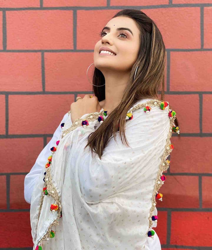 अक्षरा सिंह अपनी अदाओं से जादू बिखरने के साथ-साथ देसी अवतार, अपनी खूबसूरत मुस्कान और कातिलाना अदाओं से अक्सर अपने फैंस पर बिजलियां गिराती रहती हैं.