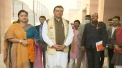 Varanasi पहुंचे CM Dhami, विपक्ष की मानसिकता पर उठाए सवाल| Hindi News