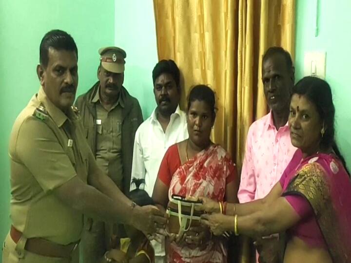 Congratulations to the couple who handed over the money and smart phone lying down with the handbag to the police பணம் மற்றும் ஸ்மார்ட் போனுடன் கீழே கிடந்த கைப்பையை காவல்துறையிடம் ஒப்படைத்த தம்பதி! 