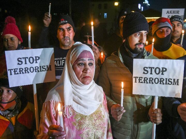 ये भावुक कर देने वाला पल घाटी में आतंकियों को कोस रहा था. कम चर्चित संगठन कश्मीर टाइगर ने श्रीनगर के बाहरी इलाके जेवान में पुलिस की बस पर सोमवार को हमला किया था. माना जा रहा है कि यह संगठन जैश-ए-मोहम्मद से जुड़ा है.