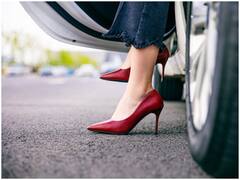 Fashion Tips: हाई हील्स पहनने से पैरों में होता है दर्द तो अपनाएं ये टिप्स, दिनभर आराम से कैरी कर पाएंगी