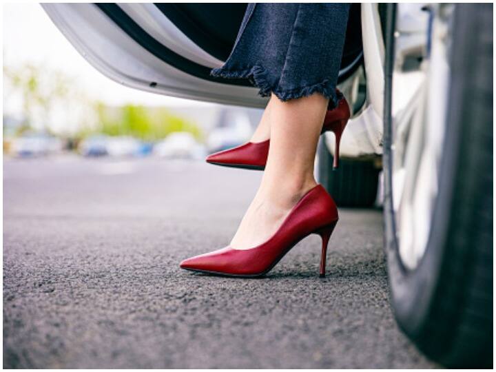 हाई हील्स के फुटवियर दिखने में जितने आकर्षक लगते हैं इन्हें कैरी करना उतना ही मुश्किल होता है. लंबे समय तक हाई हील्स पहनने से पैरों में दर्द और दूसरी परेशानियां होने लगती हैं. हाई हील्स के सैंडल पहनते वक्त कुछ बातों का ध्यान रखना चाहिए.