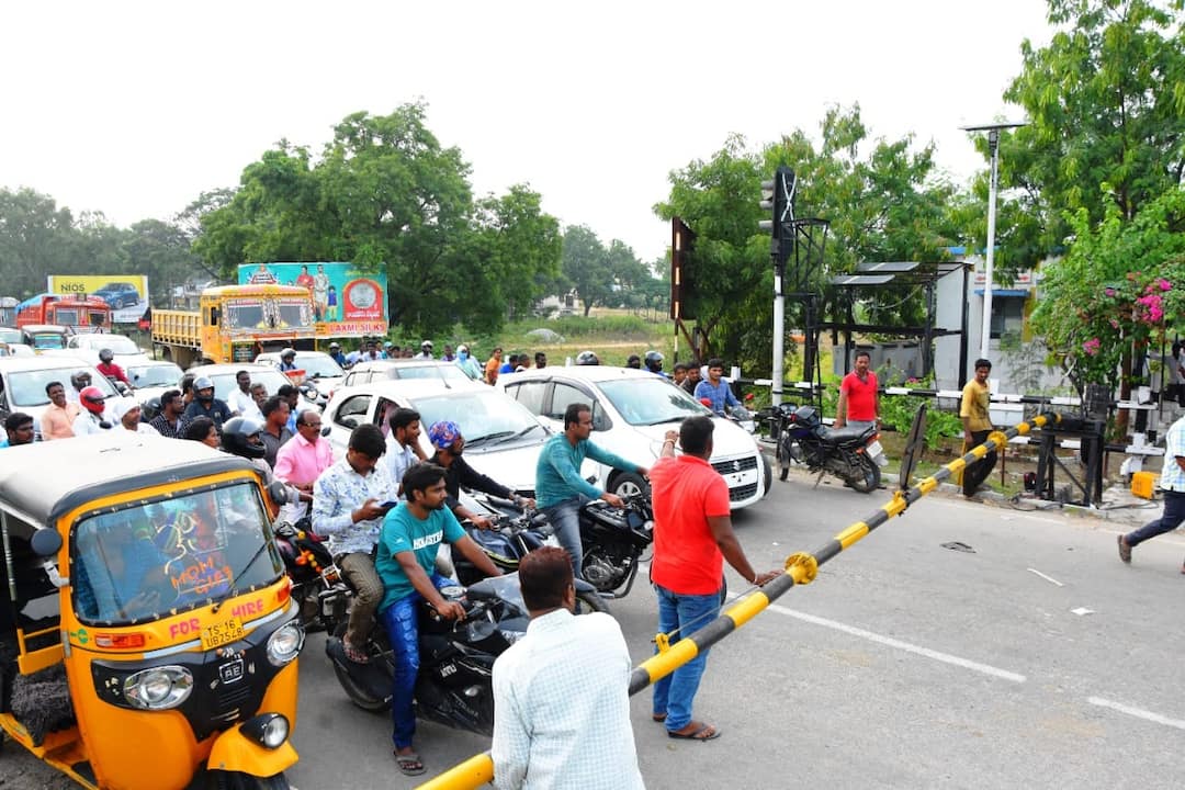 Nizamabad madhava nagar Railway Bridge Kashtalu Nizamabad: మాధవనగర్ రైల్వే గేట్ పనులకు మోక్షమెప్పుడో..?