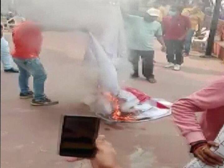 Bajrang Dal sets fire to Pakistani food fest banner in gujarat Surat amid chants of Jai Shri Ram Gujarat: बोर्ड पर लिखा था Pakistan Food Festival, Bajrang Dal के कार्यकर्ताओं ने किया आग के हवाले, लगाए जय श्री राम के नारे