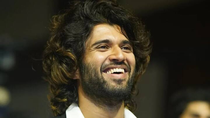 विजय देवरकोंडा (Vijay Deverakonda): एक्टर विजय देवरकोंडा की फिल्म लाइगर (Liger) ना सिर्फ तेलुगु बल्कि हिंदी में भी रिलीज की जाएगी. मीडिया रिपोर्ट्स की मानें तो विजय देवरकोंडा सिर्फ हिंदी फिल्म करने में इंटरेस्टेड नहीं थे और बताया जाता है कि एक्टर इससे पहले भी कई हिंदी फिल्मों के ऑफर ठुकरा चुके हैं जिनमें करण जौहर की एक फिल्म शामिल है.
