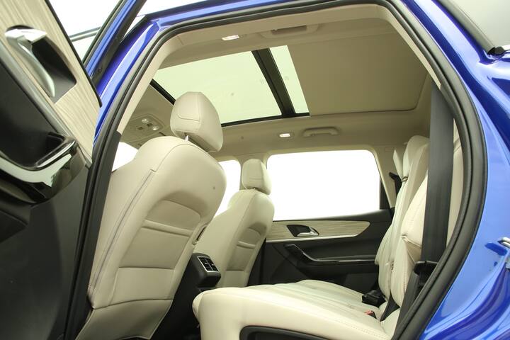 Mahindra XUV700 मध्ये 2.0 लीटरचे mStallion पेट्रोल इंजिन आहे.