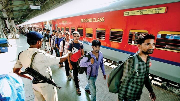 रेल मंत्री अश्विनी वैष्णव (Rail Minister Ashwini Vaishnav) इस बारे में जानकारी देते हुए संसद में कहा है कि कोरोना के मामले अभी भी देश में बढ़ रहे हैं तो महामारी को देखते हुए रेलवे ने अभी भी चादर, तकिया और कंबल को यात्रियोंको देने का फैसला नहीं लिया है. रेलवे फिलहाल इस सेवा को अभी भी बंद रखेगा.