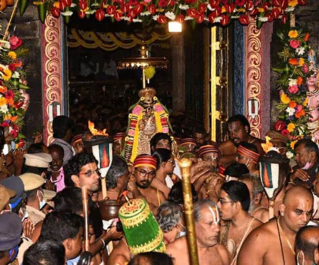The gates of heaven were opened this morning at the Vaikunda Ekadasi festival in Srirangam வைகுண்ட ஏகாதசி பெருவிழா-ஸ்ரீரங்கத்தில் அதிகாலை சொர்க்கவாசல் திறக்கப்பட்டது