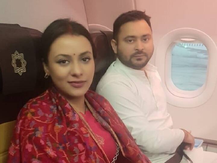 बिहार के नेता प्रतिपक्ष तेजस्वी यादव अपनी बचपन की दोस्त रेचल संग शादी के बंधन में बंध गए हैं. दिल्ली में उन्होंने मूल रूप से हरियाणा की रहने वाली रेचल जो उनकी दोस्त बताई जाती हैं के साथ सात फेरे लिए. 