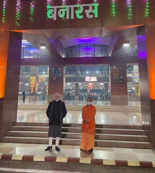 પીએમ મોદીએ અહીં ચાલી રહેલા કામ પર નજર નાંખી. મોડી રાતની આ તસવીરો ખુદ પીએમ મોદીએ પોતાના ઓફિશિયલ ટ્વીટર હેન્ડલ પરથી શેર કરી છે.