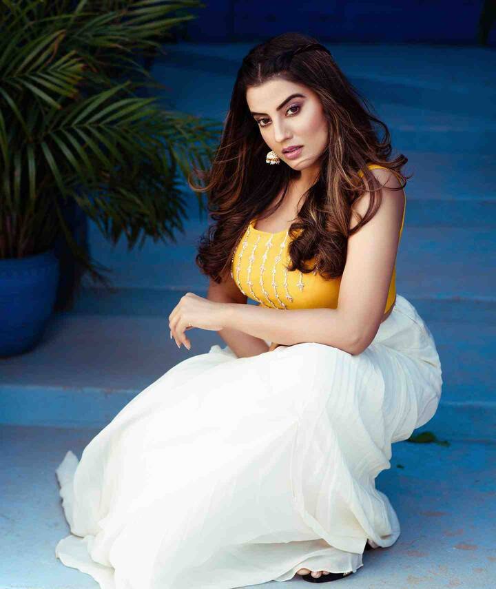 अक्षरा सिंह का जन्म 30 अगस्त 1993 को बिहार के पटना में हुआ था. उनके माता- पिता बिपिन सिंह और मां नीलिमा भी भोजपुरी इंडस्ट्री से जुड़े हुए हैं.