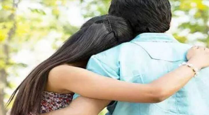 બરેલીઃ ઈજ્જતનગર રેલવે સ્ટેશન પર શનિવારે રેલવે પોલીસ ફોર્સે પ્રેમી યુગલને રેલવે સ્ટેશન પર અશ્લીલ હરકતો કરવા બદલ ધરપકડ કરી હતી.