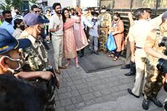 लाल चूड़ा, मांग में सिंदूर और Vicky Kaushal का हाथ थामे मुंबई पहुंचीं नई नवेली दुल्हन Katrina Kaif, गुलदस्ते से हुआ कपल का स्वागत