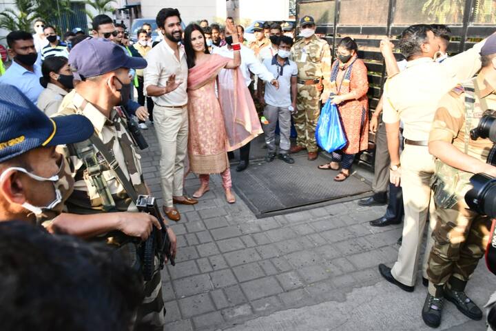 हाथों में लाल चूड़ा, मांग में सिंदूर, खूबसूरत सूट पहने कैटरीना कैफ पूरी तरह इंडियन लुक में दिखाई दीं और बेहद खूबसूरत लगीं.