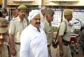 साल 1992 में इलाहाबाद पुलिस ने अतीक अहमद के खिलाफ वारंट जारी किया. उस पर लखनऊ, कौशाम्बी, चित्रकूट, इलाहाबाद और बिहार में हत्या, अपहरण और जबरन वसूली कराने के आरोप थे. अतीक अहमद के खिलाफ सबसे अधिक एफआईआर इलाहाबाद में दर्ज थे. मीडिया रिपोर्ट के मुताबिक साल 1986 से लेकर साल 2007 तक उसके खिलाफ 12 से ज्यादा एफआईआर दर्ज थे.