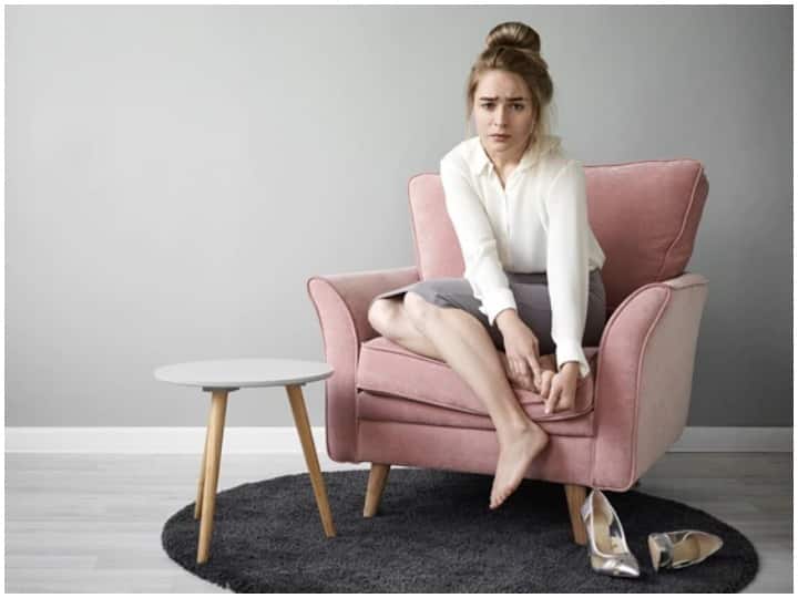 Fashion Hacks: हाई हील्स के फुटवियर पहनने से महिलाओं की पर्सनैलिटी काफी अट्रैक्टिव लगती है. हालांकि कुछ महिलाएं सिर्फ किसी खास मौके पर ही हाई हील्स के सैंडल पहनती हैं. वहीं कुछ लेडीज को अपनी लंबाई की वजह से भी हाई हील्स पहननी पड़ती हैं.