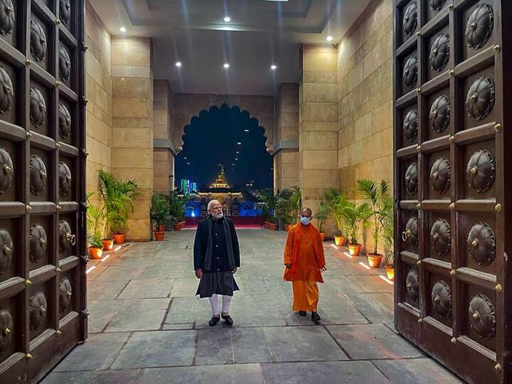 এ দিন নরেন্দ্র মোদি বলেন, বারাণসীতে আগে রাজনীতি ছিল। কিছু মানুষের স্বার্থ জড়িয়েছিল। কাশী ঔরঙ্গজেবের অত্যাচারের সাক্ষী থেকেছে। কিন্তু এখাকার মাটি ঔদ্ধত্য মিশিয়ে দিয়েছে। ইংরেজ শাসনের বিরুদ্ধেও কাশীর মানুষ রুখে দাঁড়িয়েছিলেন। কাশীতে তারই সরকার, যার হাতে ডমরু রয়েছে।