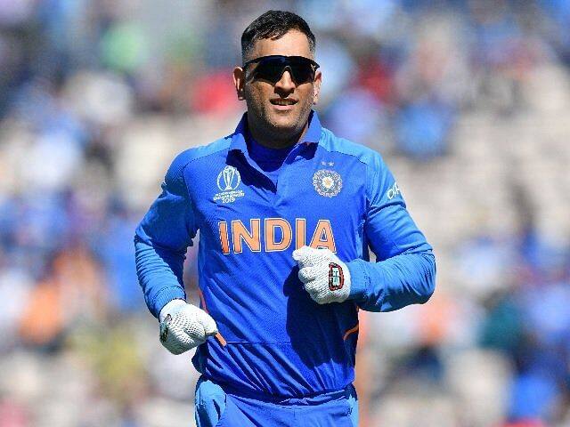 MS Dhoni: पूर्व भारतीय कप्तान महेंद्र सिंह धोनी ने दिवंगत अभिनेता सुशांत सिंह राजपूत के साथ कई वीडियो बनाकर अपनी बायोपिक का प्रचार किया लेकिन वह खुद मूवी को प्रमोट करने के लिए किसी रियलिटी शो में नहीं आए. मीडिया रिपोर्ट्स के मुताबिक, द कपिल शर्मा शो में आने के लिए उन्हें आमंत्रित किया गया था, लेकिन उन्होंने इसका हिस्सा बनने से इनकार कर दिया था.