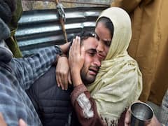 Srinagar Terrorist Attack: जवानों का बहा खून तो सिहर उठी घाटी, अंतिम संस्कार मे जुटी भारी भीड़- अलर्ट पर सुरक्षाबल, देखें तस्वीरें