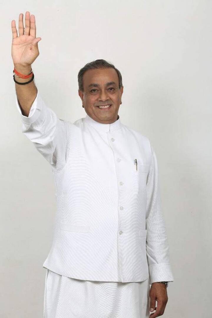 कांग्रेस छोड़ बीजेपी का दामन थाम चुके चर्चित नेता संजय सिंह अमेठी राजघराने से संबंध रखते हैं. संजय सिंह ने 2019 में लोकसभा चुनावों के दौरान अपने हलफनामे में बताया था कि उनके पास  करीब 41 करोड़ रुपये की संपत्ति है.