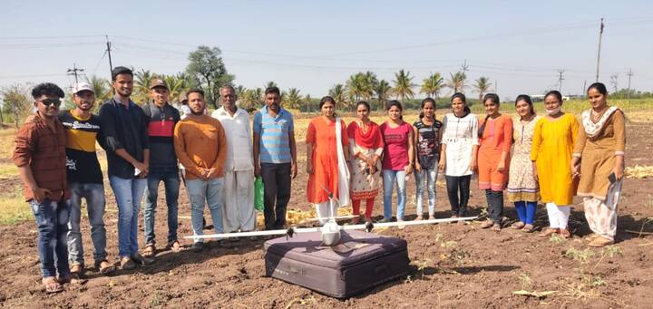 दरअसल इस योजना के तहत उन ग्रामीणों को जमीन का मालिकाना हक मिलेगा जिनके पास अपनी जमीन के जरूरी कागजात नहीं होंगे. यही नहीं सरकार ऐसे लोगों की जमीनों को रिकॉर्ड में लाएगी. अगले साल उत्तर प्रदेश और गुजरात समेत कई राज्यों में चुनाव हैं. ऐसे में सरकार प्रचार के दौरान अपनी योजनाओं की जानकारी जनता तक पहुंचा सकती है. (फोटो-पंचायती राज मंत्रालय वेबसाइट)