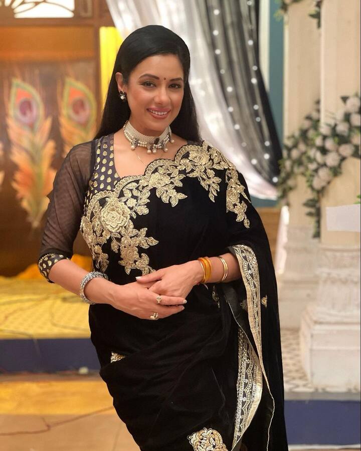 रुपाली ने जो तस्वीरें शेयर की हैं उसमें उन्होंने काले रंग की साड़ी पहनी है जिस पर गोल्डन जरी से काम किया गया है. इसके साथ उन्होंने गले में मोतियों से जड़ा चोकर नेकलेस पहना है.